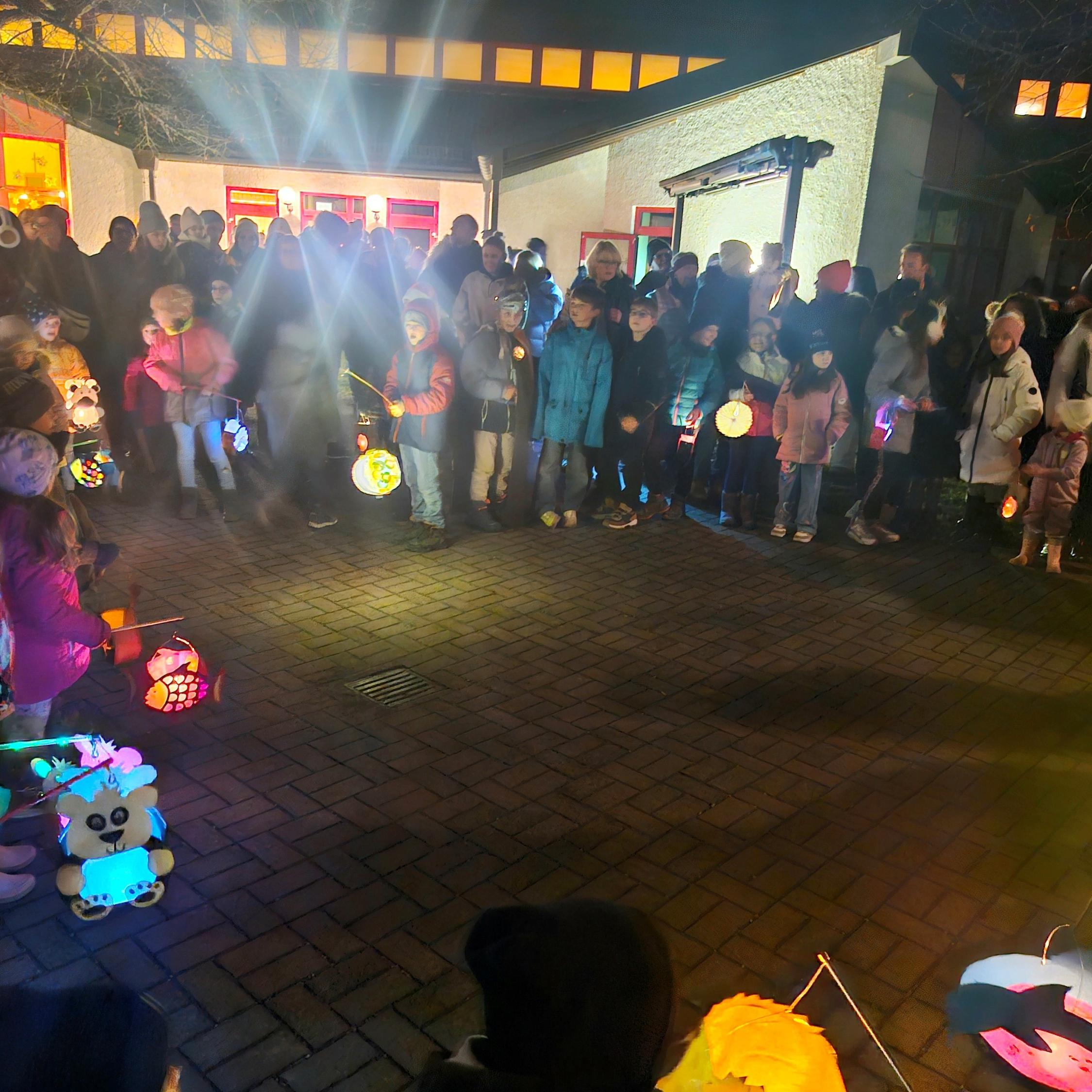 Für besondere Stimmung sorgte das Lied der Lichterkinder