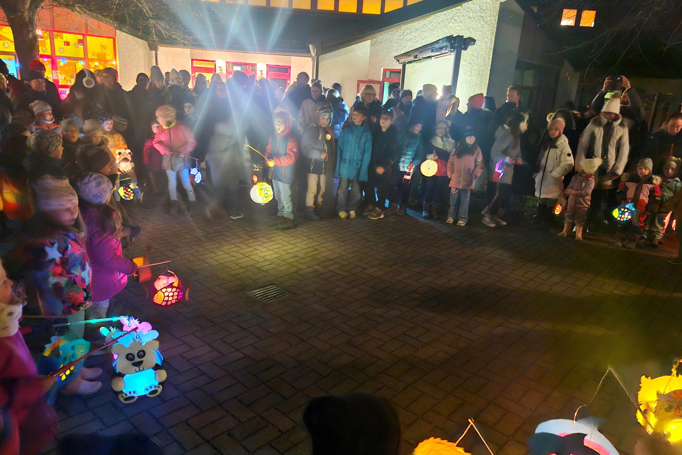 Für besondere Stimmung sorgte das Lied der Lichterkinder