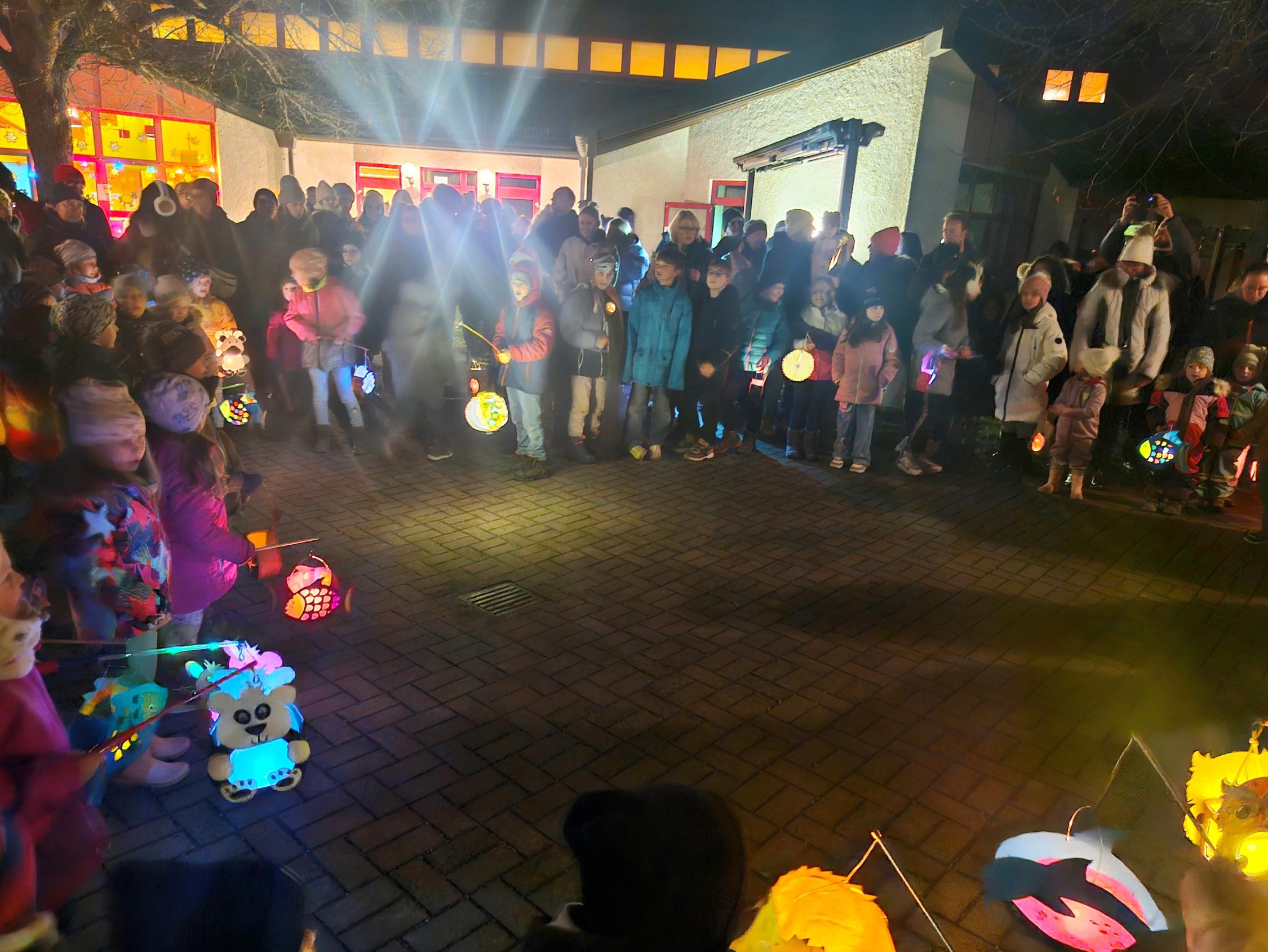 Für besondere Stimmung sorgte das Lied der Lichterkinder