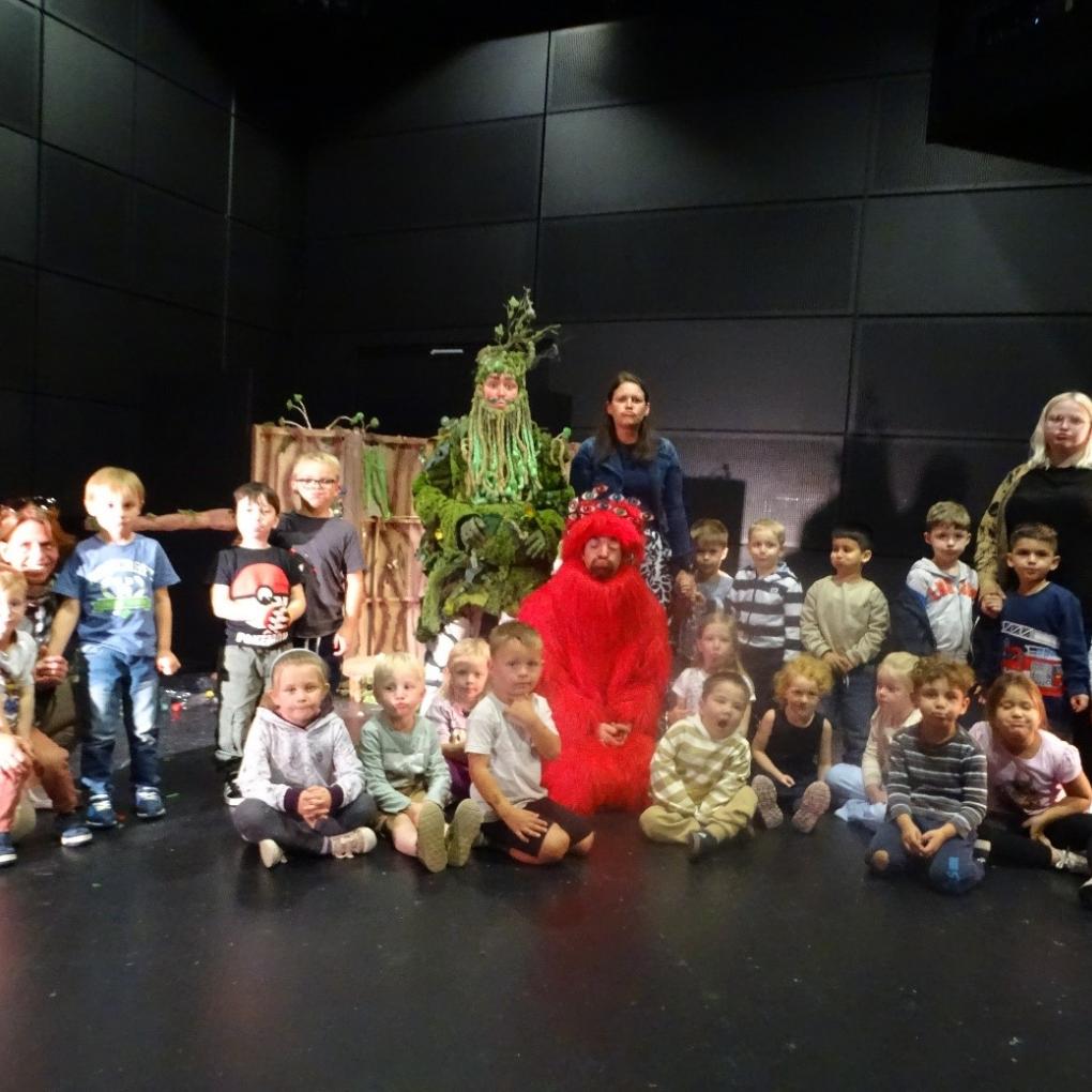 Kita-Kinder mit Miesepups und seinem Freund Kucks