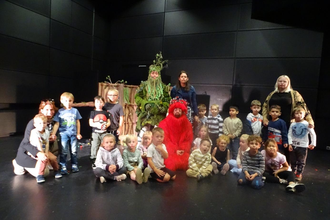 Kita-Kinder mit Miesepups und seinem Freund Kucks