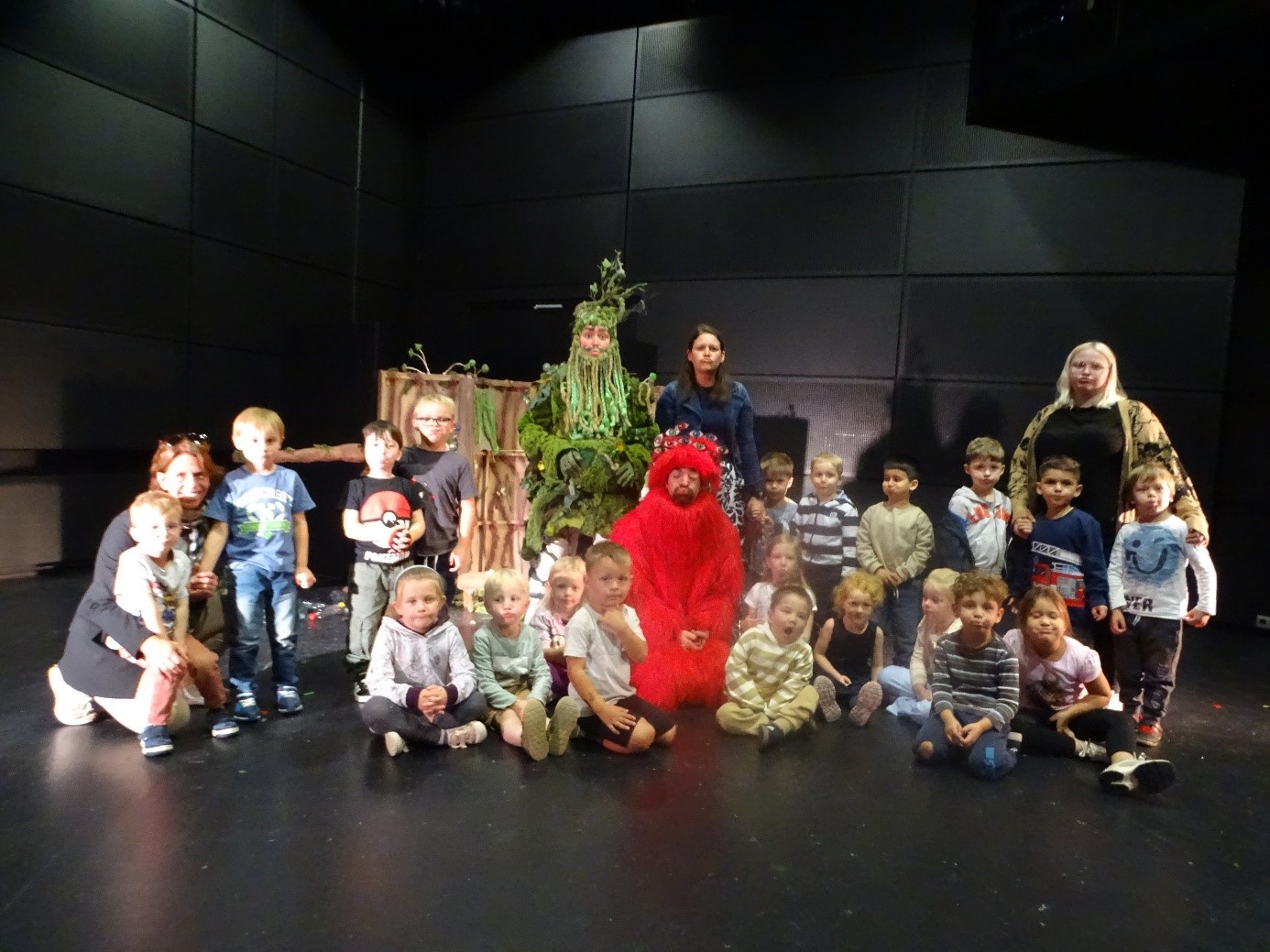 Kita-Kinder mit Miesepups und seinem Freund Kucks